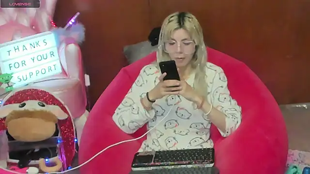 Snapshot of Skinygirl chatting on 20, 6, 2026 Skinygirl online show from 20, 6, 2026
