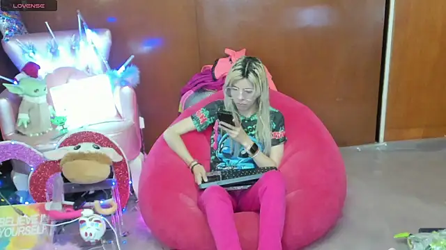 Snapshot of Skinygirl chatting on 4, 7, 2026 Skinygirl online show from 4, 7, 2026