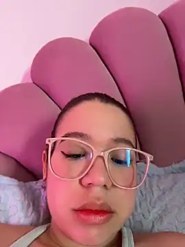 Snapshot of Lucyklein2022 chatting on 19, 4, 2026 Lucyklein2022 online show from 19, 4, 2026