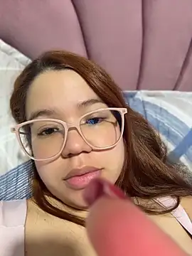 Snapshot of Lucyklein2022 chatting on 26, 4, 2026 Lucyklein2022 online show from 26, 4, 2026