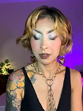 Snapshot of Cinamoonn chatting on 7, 10, 2025 Cinamoonn online show from 7, 10, 2025