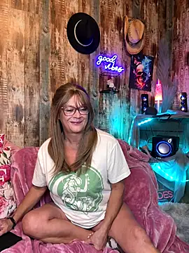 Snapshot of cowgirlc chatting on 6, 11, 2025 cowgirlc online show from 6, 11, 2025