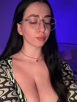 Snapshot of Emylia chatting on 9, 11, 2025 Emylia online show from 9, 11, 2025