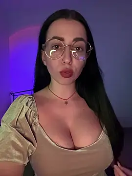 Snapshot of Emylia chatting on 11, 11, 2025 Emylia online show from 11, 11, 2025