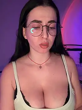 Snapshot of Emylia chatting on 19, 11, 2025 Emylia online show from 19, 11, 2025