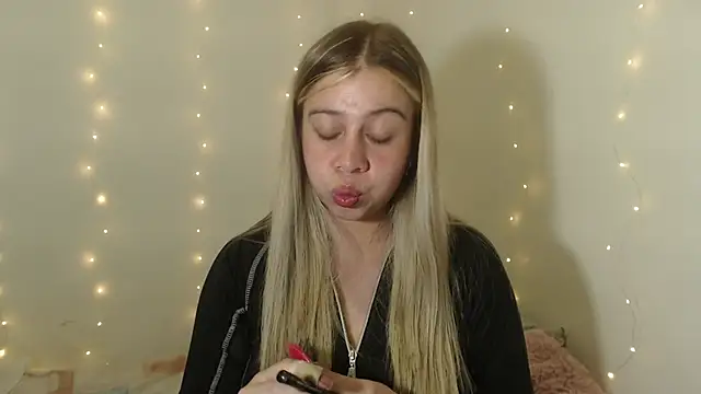 Snapshot of SweetSofty chatting on 28, 9, 2025 SweetSofty online show from 28, 9, 2025