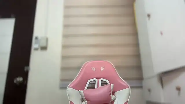 ehotlovea  online show from 18, 9, 2025