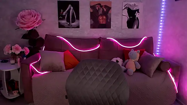 tiffany  burn online show from 19, 12, 2025