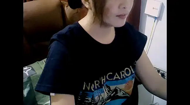 Snapshot of makemefallin chatting on 12, 3, 2025 makemefallin online show from 12, 3, 2025