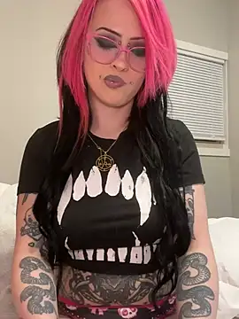 Snapshot of MissRomero chatting on 12, 1, 2025 MissRomero online show from 12, 1, 2025