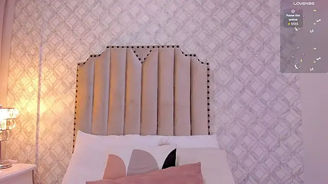 Pia Johnson  online show from 2, 12, 2025