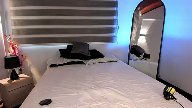 MERIDA TAYLOR online show from 3, 12, 2025