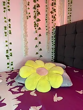 Snapshot of DazedGlade chatting on 9, 11, 2025 DazedGlade online show from 9, 11, 2025