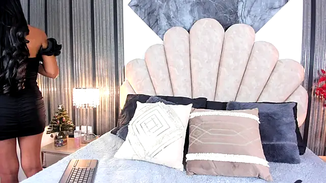 Snapshot of Naughty__Mom chatting on 16, 12, 2025 Naughty Mom online show from 16, 12, 2025