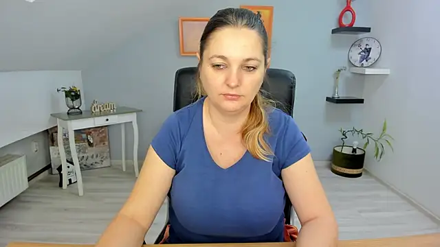 Snapshot of LollaGirl chatting on 5, 2, 2025 LollaGirl online show from 5, 2, 2025