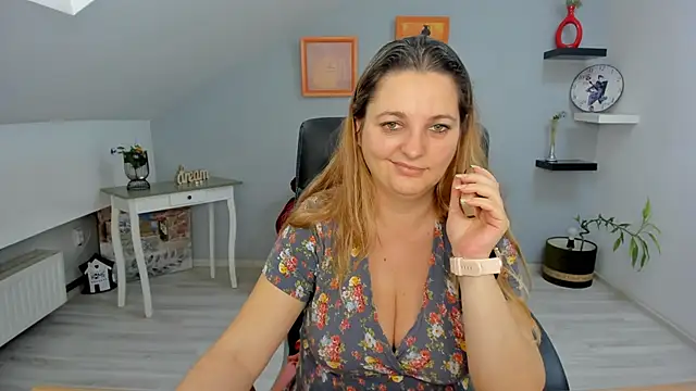 Snapshot of LollaGirl chatting on 7, 2, 2025 LollaGirl online show from 7, 2, 2025