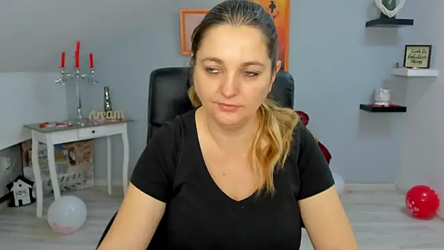 Snapshot of LollaGirl chatting on 19, 2, 2025 LollaGirl online show from 19, 2, 2025