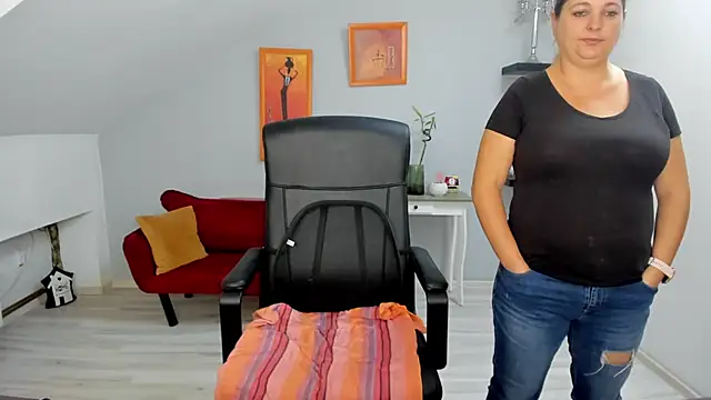 Snapshot of LollaGirl chatting on 9, 10, 2025 LollaGirl online show from 9, 10, 2025