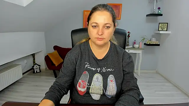 Snapshot of LollaGirl chatting on 6, 11, 2025 LollaGirl online show from 6, 11, 2025