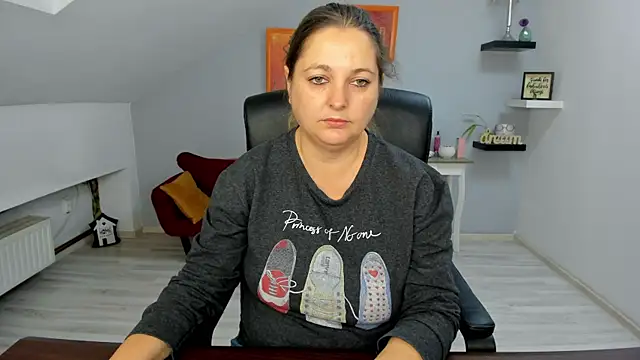 Snapshot of LollaGirl chatting on 13, 11, 2025 LollaGirl online show from 13, 11, 2025