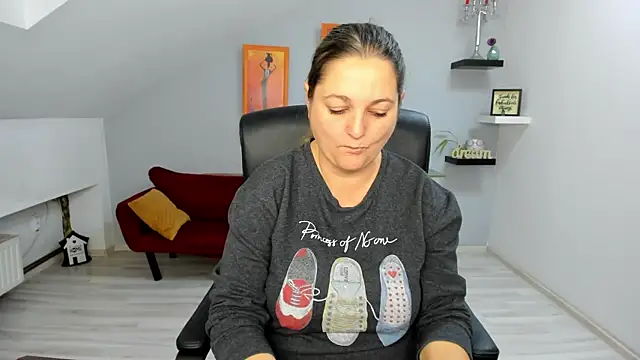 Snapshot of LollaGirl chatting on 25, 11, 2025 LollaGirl online show from 25, 11, 2025