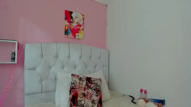 Snapshot of 18candys chatting on 3, 10, 2025 18candys online show from 3, 10, 2025