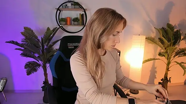 RebeccaMartinez online show from 16, 2, 2025