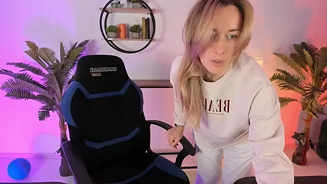 RebeccaMartinez online show from 28, 2, 2025