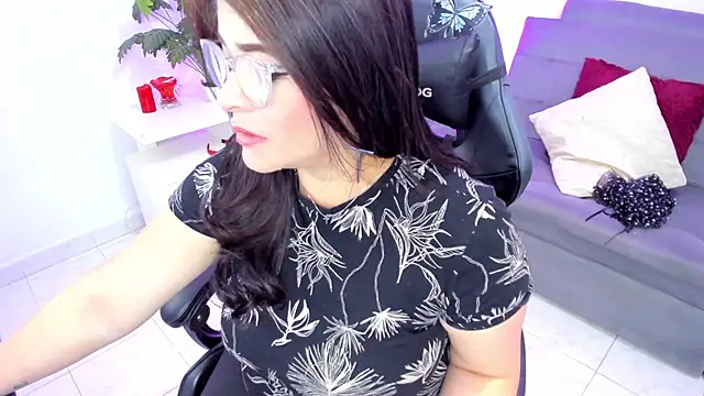 BellaFlaming online show from 10, 2, 2025