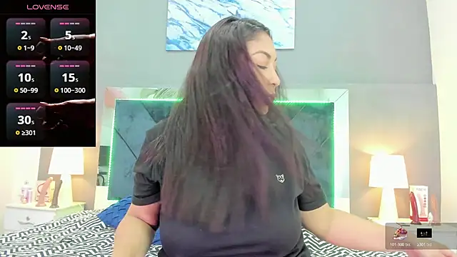 Snapshot of Lauralove_69 chatting on 24, 10, 2025 Lauralove 69 online show from 24, 10, 2025