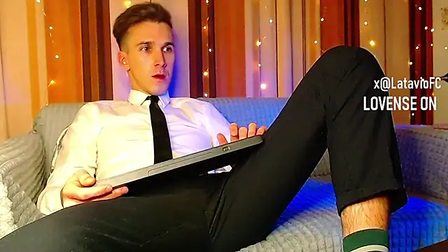 Snapshot of Midnighter_ chatting on 16, 12, 2025 Midnighter online show from 16, 12, 2025