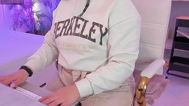 Snapshot of scarlet_miller1 chatting on 11, 11, 2025 scarlet miller1 online show from 11, 11, 2025