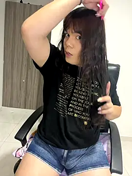 Snapshot of Violetacam_05 chatting on 8, 10, 2025 Violetacam 05 online show from 8, 10, 2025