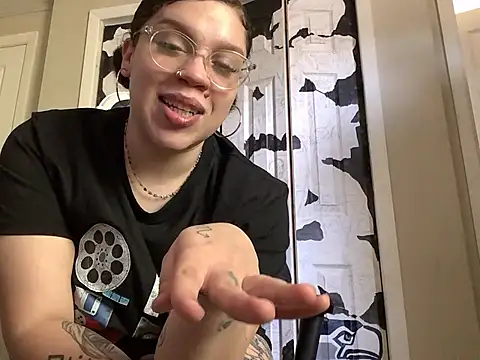 Snapshot of QueenNuttCollector chatting on 3, 5, 2026 QueenNuttCollector online show from 3, 5, 2026