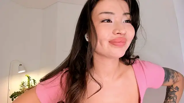 Snapshot of kawaii_mia chatting on 10, 10, 2025 kawaii mia online show from 10, 10, 2025