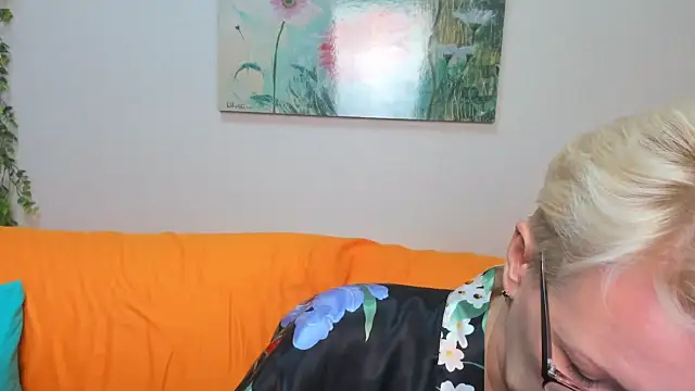 Snapshot of iamyourdream89 chatting on 18, 10, 2025 iamyourdream89 online show from 18, 10, 2025