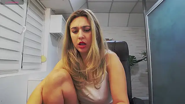 Snapshot of AvaBlue_ chatting on 6, 2, 2025 AvaBlue online show from 6, 2, 2025