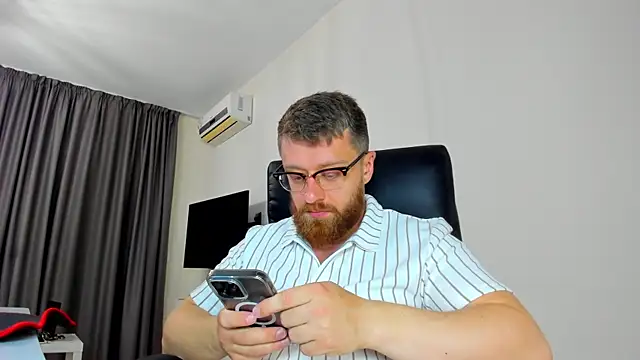 Snapshot of Findom_guy chatting on 8, 4, 2026 Findom guy online show from 8, 4, 2026
