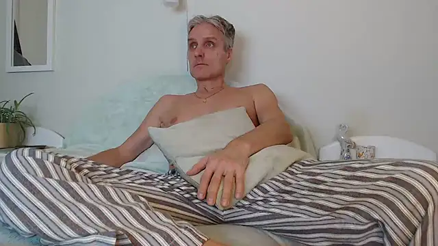 Snapshot of StrongBill chatting on 8, 12, 2024 StrongBill online show from 8, 12, 2024