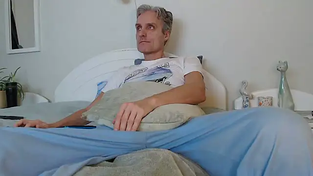 Snapshot of StrongBill chatting on 5, 1, 2025 StrongBill online show from 5, 1, 2025