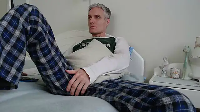 Snapshot of StrongBill chatting on 1, 2, 2025 StrongBill online show from 1, 2, 2025