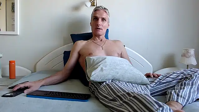 Snapshot of StrongBill chatting on 11, 10, 2025 StrongBill online show from 11, 10, 2025