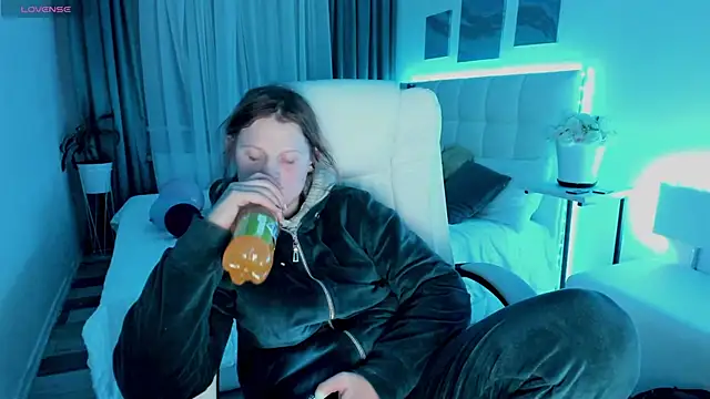 Kathlyn  Heath online show from 25, 2, 2025