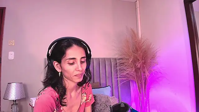 Snapshot of Nina_Cavaali chatting on 8, 9, 2025 Nina Cavaali online show from 8, 9, 2025