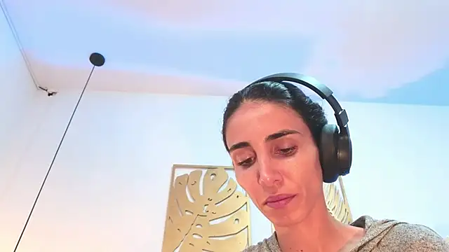 Snapshot of Nina_Cavaali chatting on 8, 10, 2025 Nina Cavaali online show from 8, 10, 2025