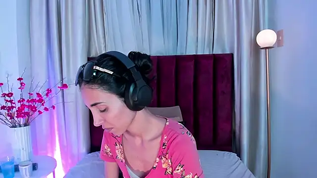 Snapshot of Nina_Cavaali chatting on 9, 10, 2025 Nina Cavaali online show from 9, 10, 2025