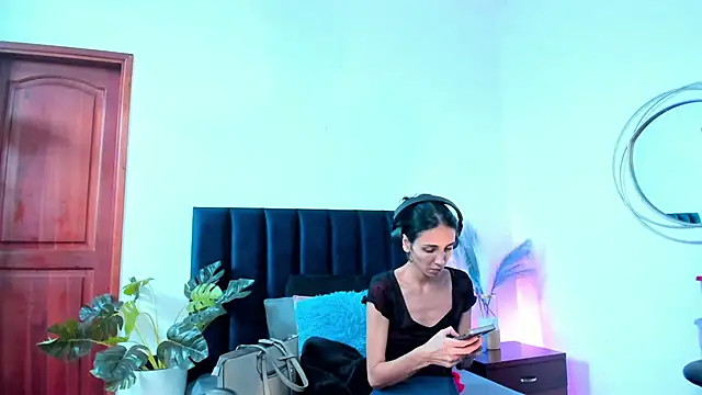 Snapshot of Nina_Cavaali chatting on 10, 10, 2025 Nina Cavaali online show from 10, 10, 2025