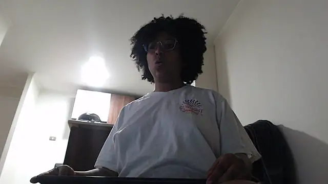 Snapshot of michell_bling1 chatting on 14, 12, 2025 michell bling1 online show from 14, 12, 2025