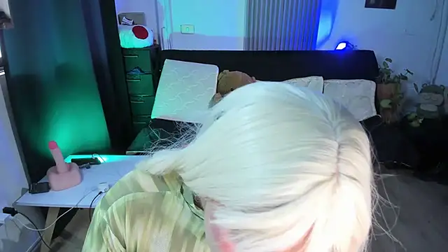 Cuttiealice online show from 22, 3, 2025