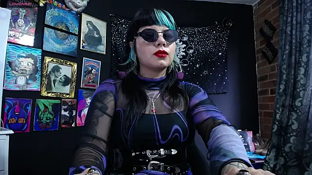 Yourmadame P online show from 18, 3, 2025